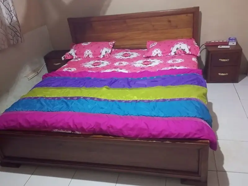 Colourful king bedroom — Yogi Guest House